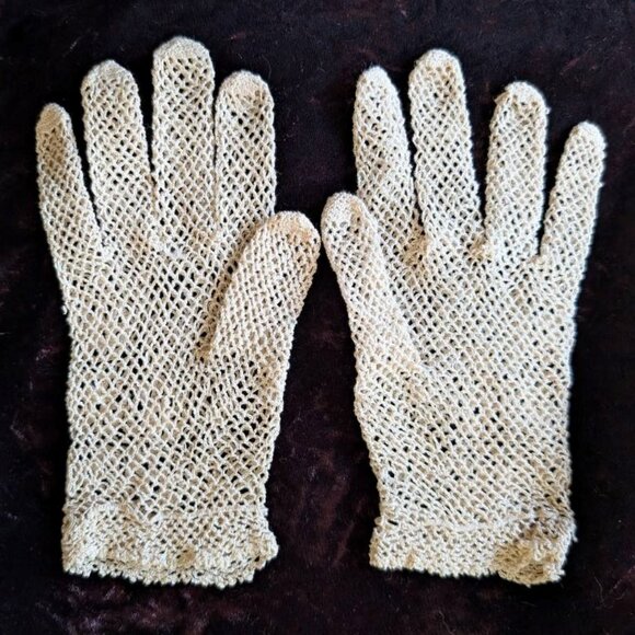 Antique Lace Crocheted Tatted Gloves, Mermaid Scallop Pattern with Flowers - Picture 5 of 8